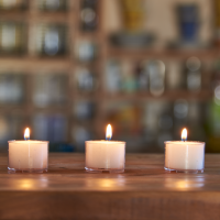 Candelo® 100 Teelichter 8 Stunden Brenndauer  - Wiederverwendbare Kunststoff Hülle - ohne Duft - Teelicht Vorrat Großpackung geruchsneutral in Weiß